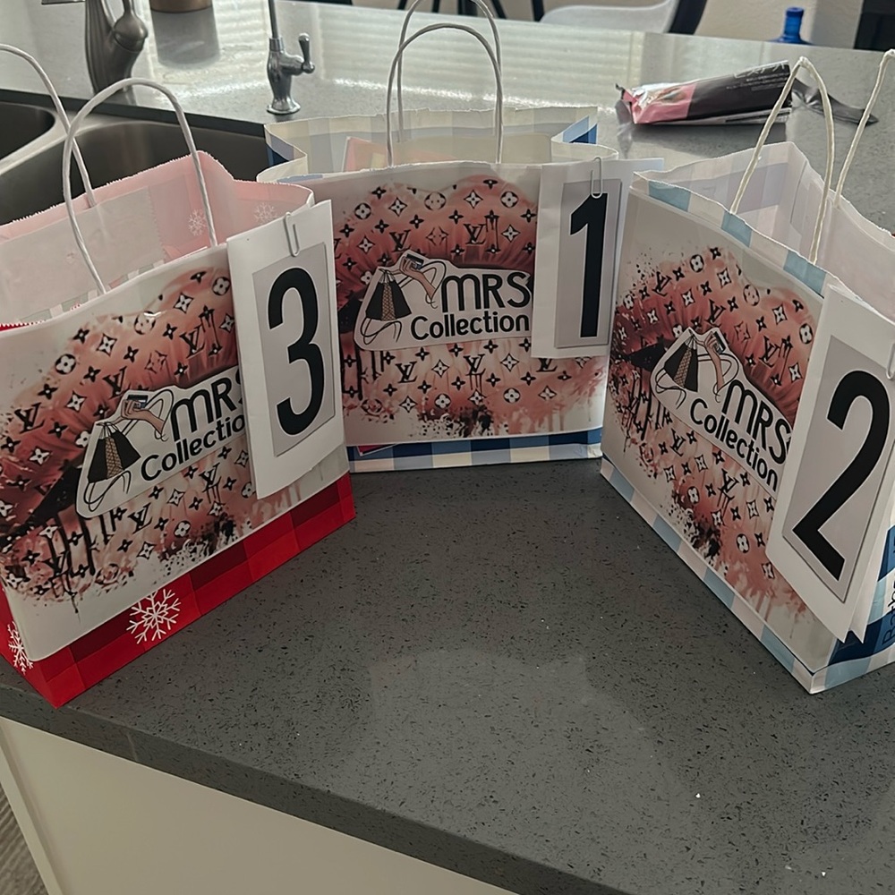 MRS B 👜👛🌹💜🛍️